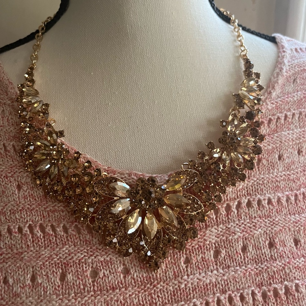 Retro flower earring and necklace set - Picture 3 of 4